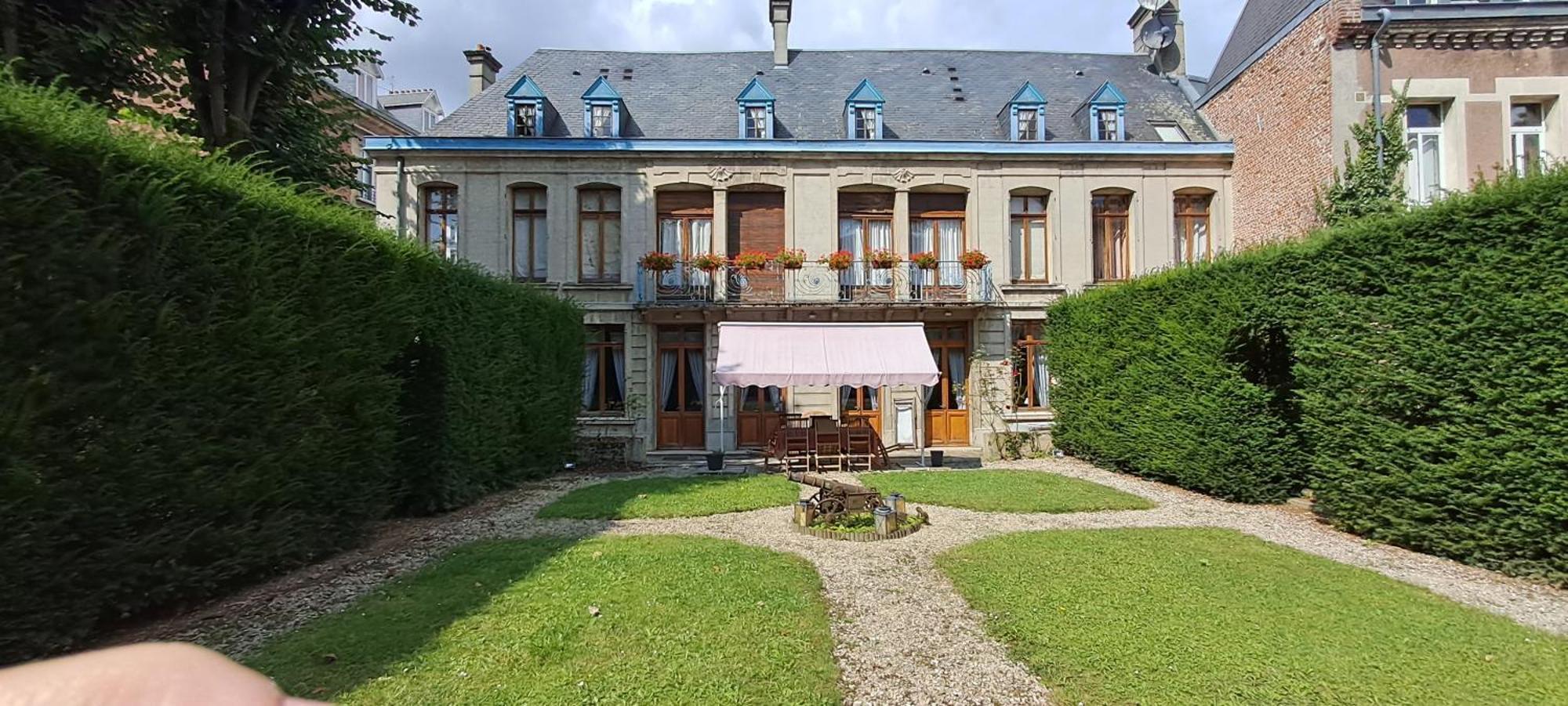 Hotel Particulier Des Canonniers Saint-Quentin  Exterior photo